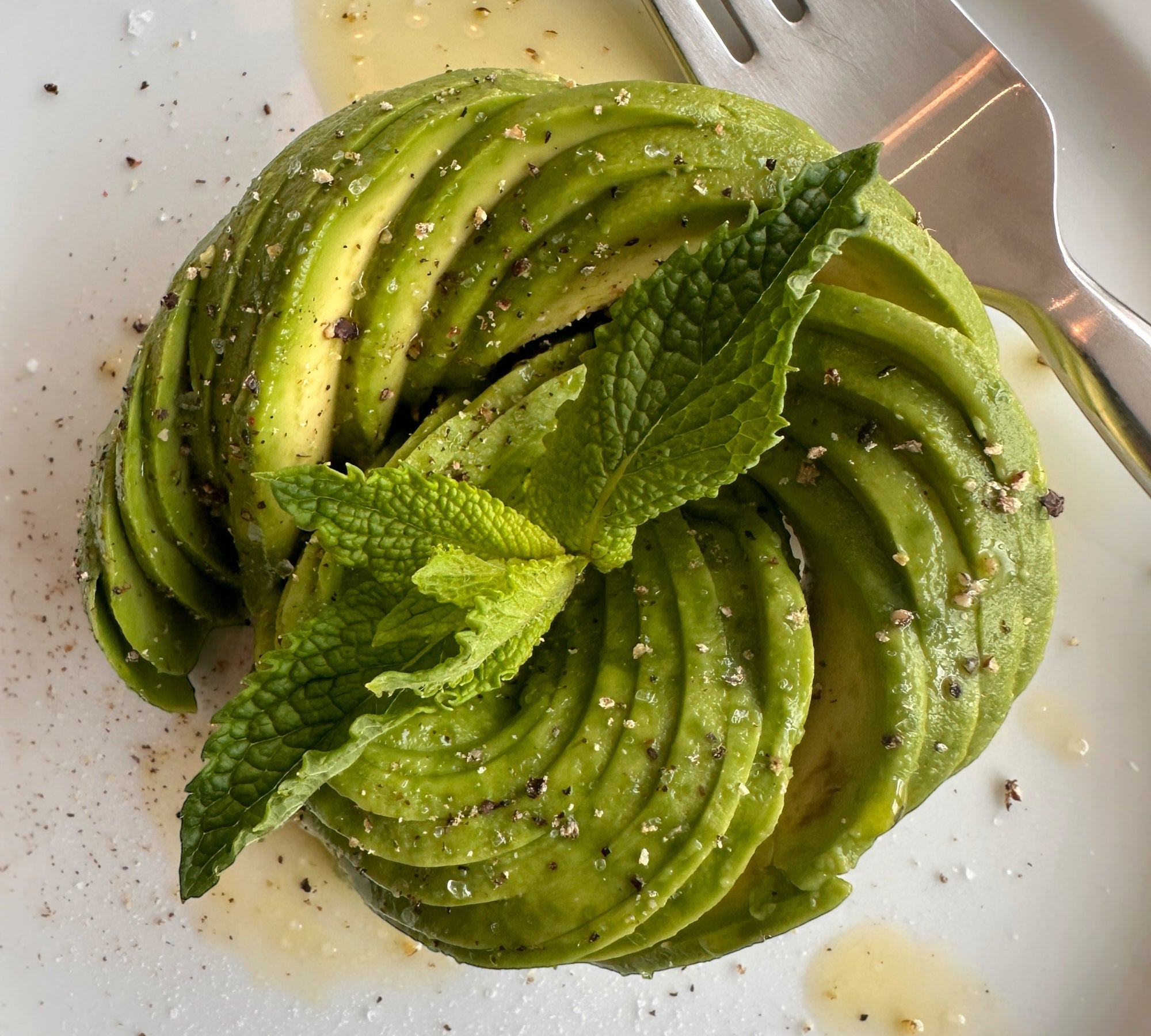 Avocado slices positioned in circles, resembling a flower