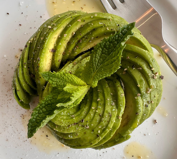 Avocado slices positioned in circles, resembling a flower