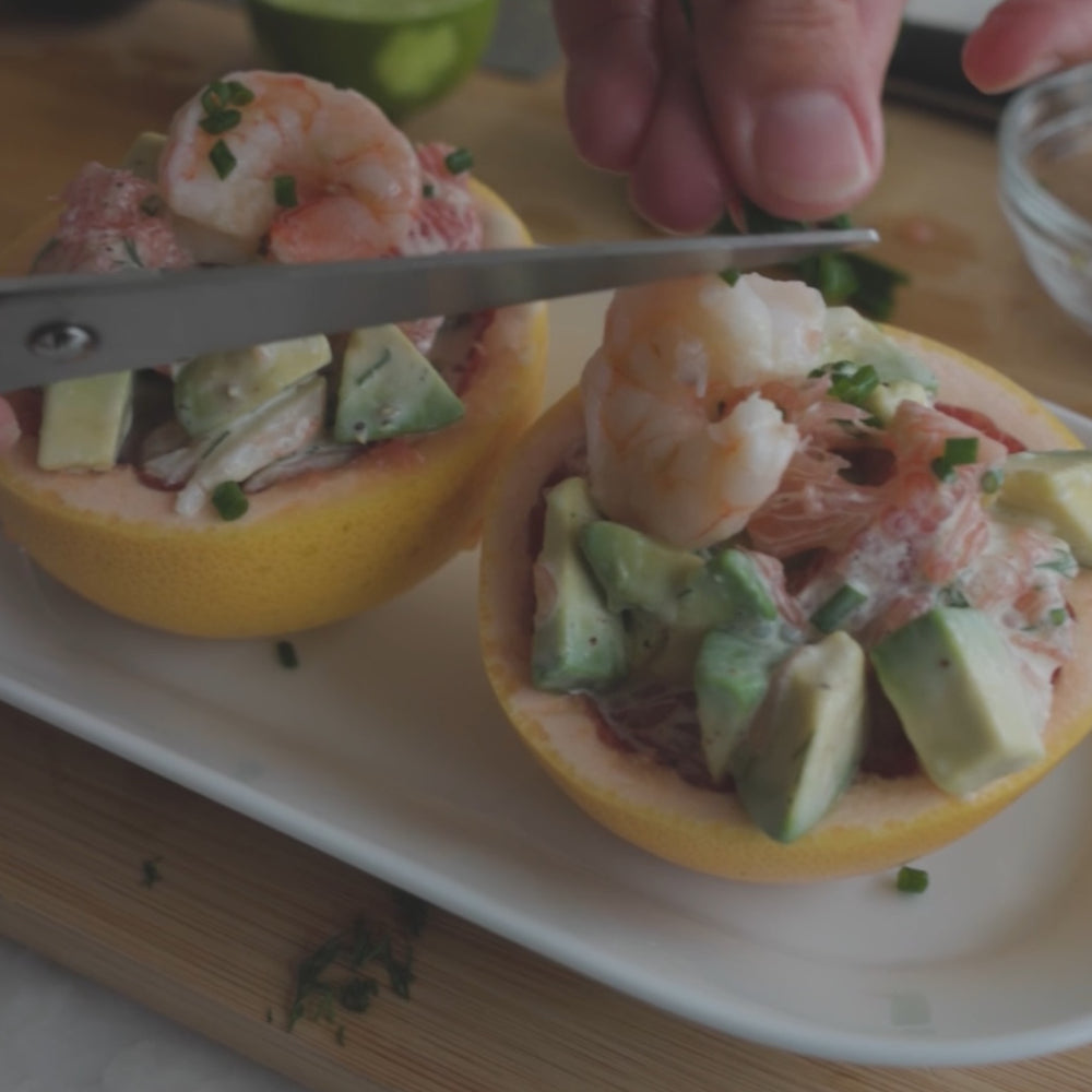 Garnish each salad portion with one shrimp, a pinch of cut chives and dill.
